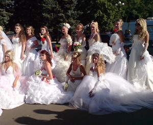 Донецк атаковали невесты на старинных автомобилях  
