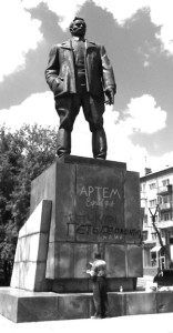 Националисты осквернили центральный памятник Донецка [ФОТО] 