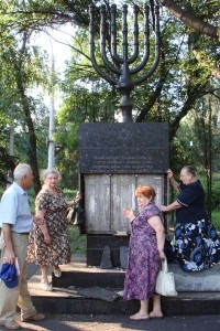 Вандалы разгромили памятник жертвам холокоста [ФОТО] 