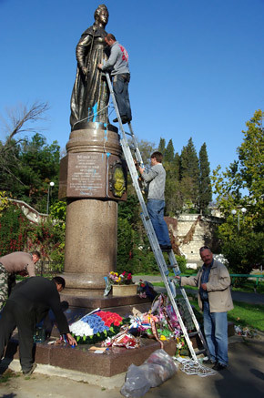 В Севастополе памятник Екатерине II забросали пакетами с краской 
