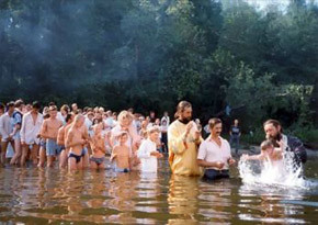 Наука подтверждает: на Крещение вода становится целебной 