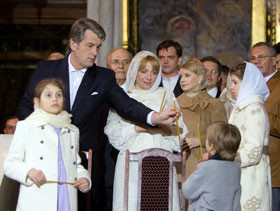 На Пасху Ющенко и Тимошенко так и не расцеловались по-христиански ФОТО